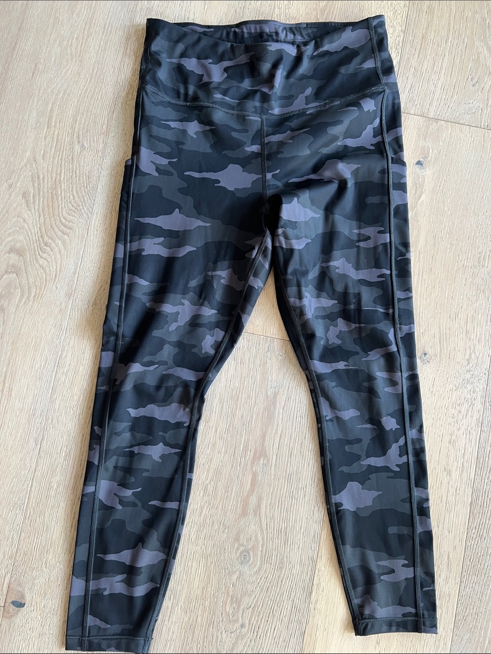 Athleta Ultimate Camo 7/8 Tight Camo 7/8 Athletic Leggings in Gray & Black
